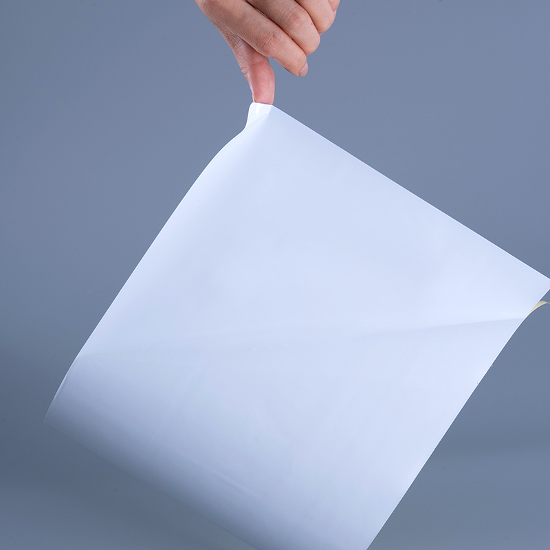 25 mikron kiiltävä PET-vinyylikalvotarramateriaalit akryyliliimaisella Jumbo-rullalla mustesuihkutulostukseen