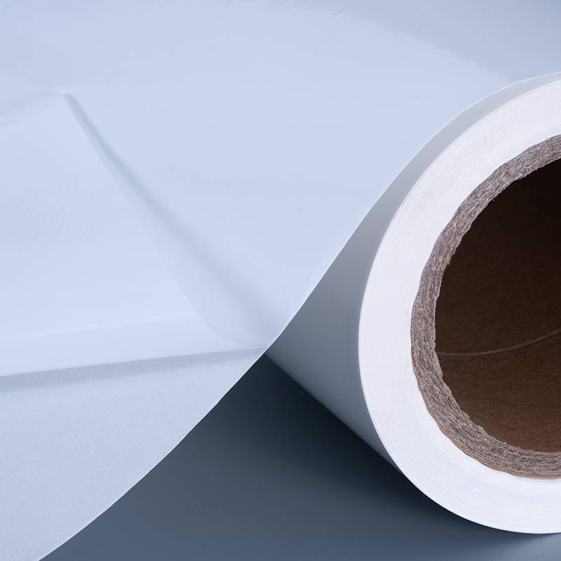 25 mikron kiiltävä PET-vinyylikalvotarramateriaalit akryyliliimaisella Jumbo-rullalla mustesuihkutulostukseen