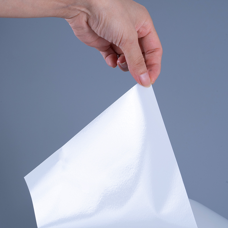 25 mikron kiiltävä PET-vinyylikalvotarramateriaalit akryyliliimaisella Jumbo-rullalla mustesuihkutulostukseen