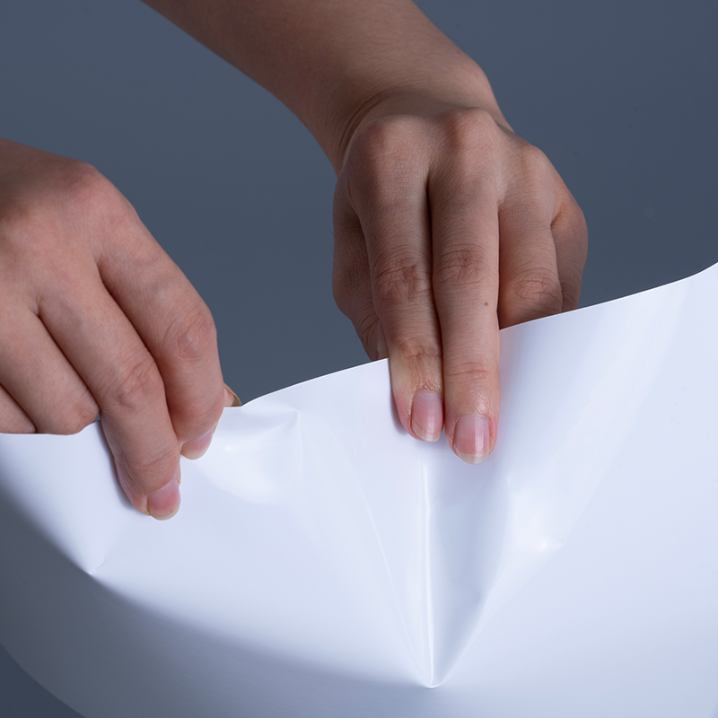 25 mikron kiiltävä PET-vinyylikalvotarramateriaalit akryyliliimaisella Jumbo-rullalla mustesuihkutulostukseen