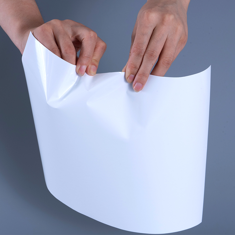 25 mikron kiiltävä PET-vinyylikalvotarramateriaalit akryyliliimaisella Jumbo-rullalla mustesuihkutulostukseen