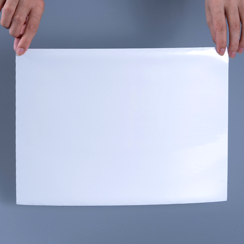 25 mic kiiltävä valkoinen alumiinisoitu polyesterikalvo itseliimautuva tarra vesipohjaisella akryyliliimalla mustesuihkutulostukseen