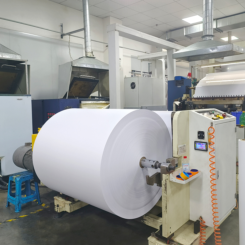 Mattapäällysteinen paperi mustesuihkutulostukseen tarrapaperille