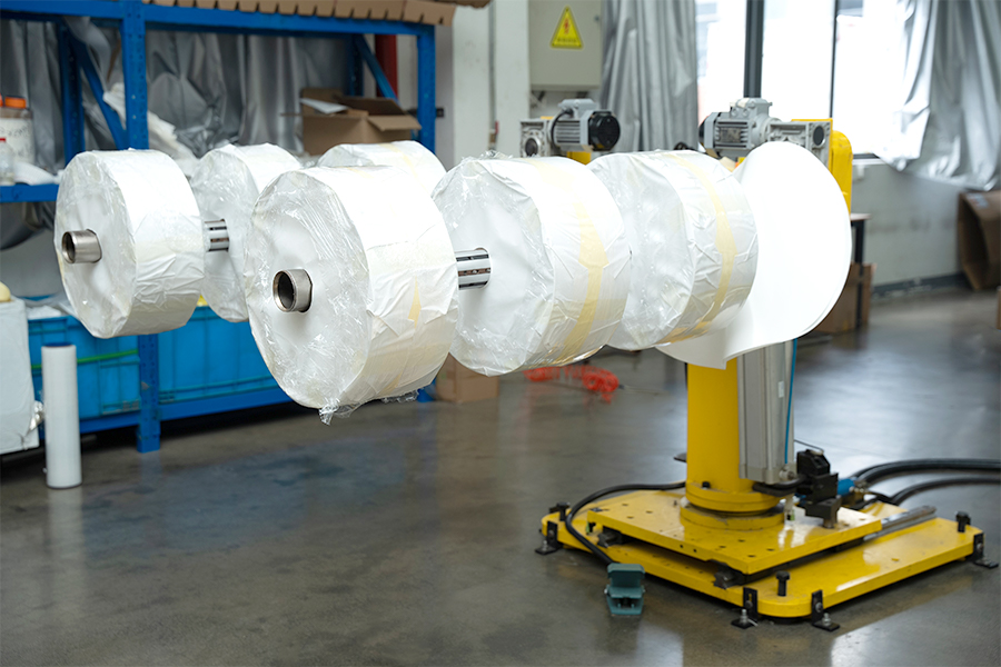 Itsekiinnittyvä mustesuihkumateriaali