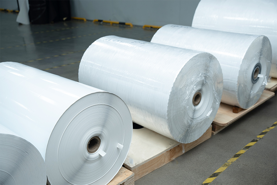 Mustesuihkukirkas PET-kalvo